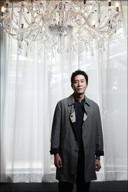 배우 김주혁은 영화 '석조저택 살인사건'에 대해 "스릴러를 좋아하시는 관객들이 봐주셨으면 한다"고 말했다.ⓒ씨네그루(주)키다리이엔티