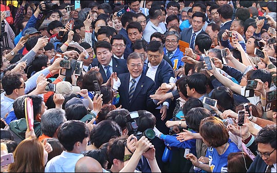 더불어민주당 문재인 대선 후보가 28일 오후 광주 충장로에서 열린 집중 유세에서 시민들의 손을 잡으며 인사하고 있다. ⓒ데일리안 박항구 기자
