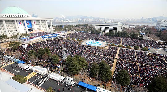 2013년 2월 25일 오전 서울 여의도 국회의사당에서 열린 제18대 대통령 취임식에서 시민들이 취임식장으로 들어가기 위해 검색대 앞에서 길게 줄지어 있다. (자료사진) ⓒ사진공동취재단