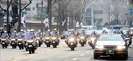 2013년 2월 25일 국회에서 취임식을 마친 제18대 대통령을 태운 차량 행렬이 청와대로 향하고 있다. (자료사진) ⓒ사진공동취재단