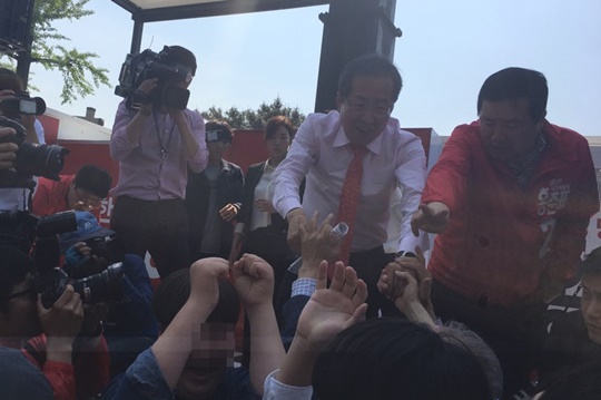 자유한국당 홍준표 후보가 1일 오후 전북 전주 전동성당 앞 광장에서 유세를 펼치고 지지자들과 악수하고 있는 모습 ⓒ데일리안 정금민 기자