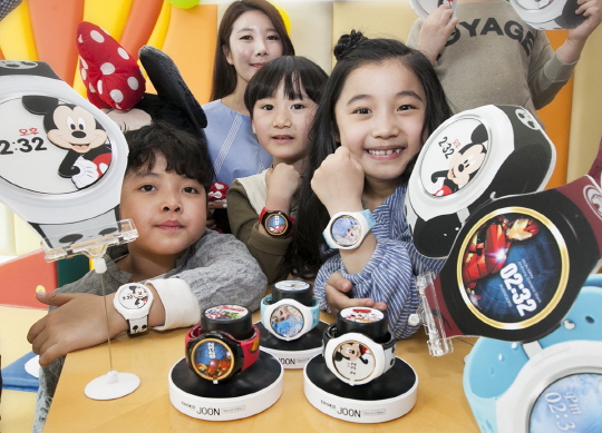 어린이 모델들이 SK텔레콤의 시계형 키즈폰을 착용하고 있다. ⓒ SKT