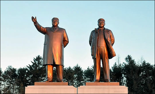 평양 만수대 언덕에 세워진 김일성, 김정일 부자의 동상.(자료사진) ⓒ연합뉴스