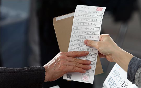 <B>사전투표 표심은 어디로?</B> 제19대 대통령 선거의 사전투표가 시작된 4일 오전 서울역 대합실에 설치된 투표소에서 사전투표를 하는 시민들이 투표용지를 교부 받고 있다.ⓒ데일리안 박항구 기자