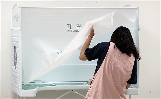 제19대 대통령 선거 사전투표가 시작된 4일 오전 서울 마포구 대흥동 주민센터에 설치된 투표소에서 시민들이 사전투표를 하고 있다.ⓒ데일리안 박항구 기자 