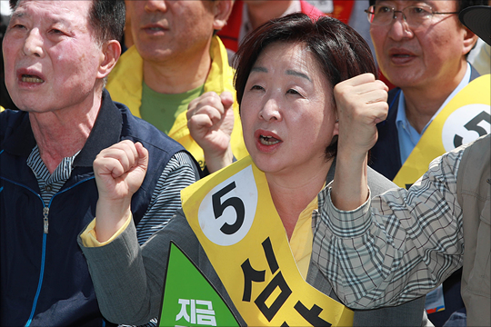 근로자의 날인 1일 오후 서울 종로구 혜화동 일대에서 열린 세계노동자대회에세 심상정 정의당 대선후보가 구호를 외치고 있다. ⓒ데일리안 홍금표 기자