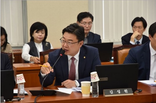 지난 15일 이낙연 국무총리 후보자 인사청문위원으로 지명된 김성원 자유한국당 의원. ⓒ김성원 의원실 제공