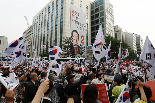 지난 5월 2일 오후 서울 여의도 자유한국당 당사 앞에서 조원진 새누리당 대선후보의 유세에서 태극기를 든 지지자들이 조 후보의 이름을 연호하고 있다. ⓒ데일리안 홍금표 기자