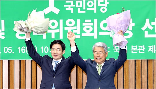 16일 오전 국회에서 열린 국민의당 의원총회에서 원내대표와 정책위의장으로 선출된 김동철 신임 원내대표와 이용호 신임 정책위의장이 손을들어 인사하고 있다. ⓒ데일리안 박항구 기자