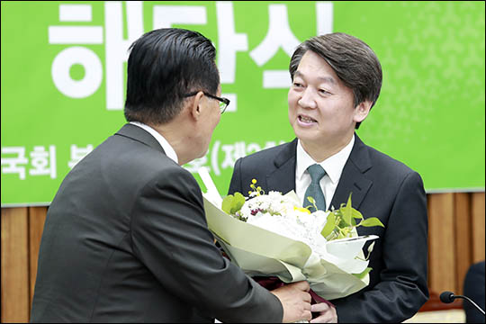 박지원 국민의당 당대표가 10일 오후 국회에서 열린 국민의당 선대위 해단식에서 안철수 의원에게 꽃다발을 건내고 있다. ⓒ데일리안 김나윤 기자