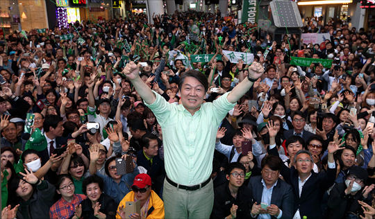 제19대 대통령 선거 선거운동 마지막 날인 8일 오후 대전 중구 중앙대로 문화의거리에서 열린 유세에서 안철수 국민의당 대선후보가 포즈를 취하고 있다. ⓒ데일리안