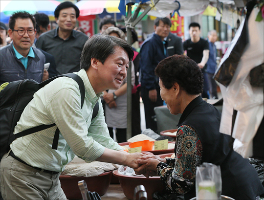안철수 국민의당 대선 후보가 8일 충남 천안시 동남구 중앙시장에서 열린 '뚜벅이 유세'에서 시민들과 인사를 나누며 지지를 호소하고 있다. ⓒ데일리안
