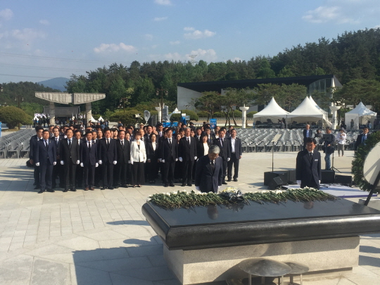 김동철 국민의당 대표권한대행을 비롯한 국민의당 소속 의원들이 17일 광주 5·18 민주묘역을 방문해 참배했다. ⓒ데일리안 전형민 기자