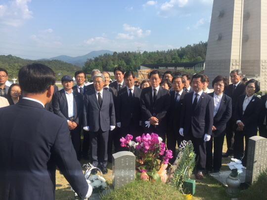 김동철 국민의당 대표권한대행을 비롯한 국민의당 소속 의원들이 17일 광주 5·18 민주묘역을 방문해 참배했다. ⓒ데일리안 전형민 기자