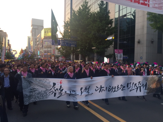 국민의당 소속 의원 20여 명이 광주시내를 행진하며 5·18 기념식 전야제에 참석하고 있다. ⓒ데일리안 전형민 기자