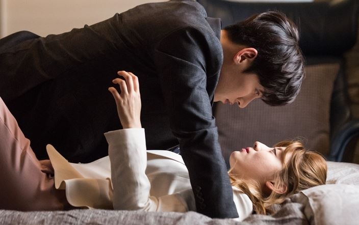 ‘수상한 파트너’ 지창욱과 남지현이 한 침대에 누워 묘한 분위기를 풍기고 있는 ‘숨멎 눕방’이 포착됐다.ⓒ SBS