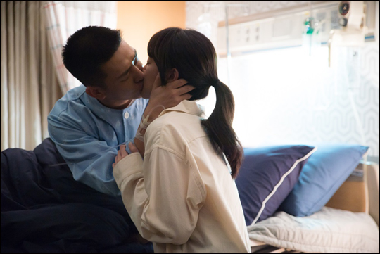 tvN '시카고 타자기' 유아인과 임수정이 현생에서 키스하는 모습이 담긴 스틸이 공개됐다.ⓒtvN 