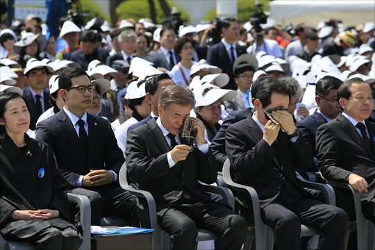 문재인 대통령과 정세균 국회의장이 18일 오전 광주 북구 국립 5.18민주묘지에서 열린 37주년 5.18 민주화운동 기념식에서 눈물을 닦고 있다. ⓒ사진공동취재단