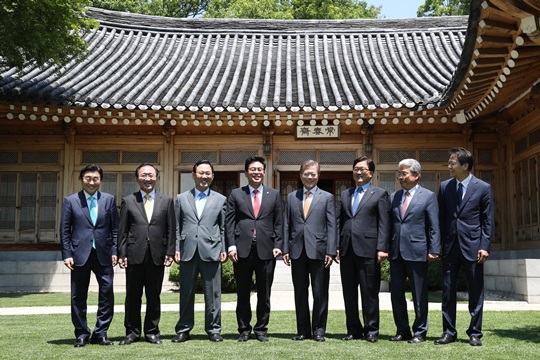 문재인 대통령과 더불어민주당 우원식·자유한국당 정우택·국민의당 김동철·바른정당 주호영·정의당 노회찬 등 5당 원내대표들과 임종석 대통령 비서실장, 전병헌 청와대 정무수석이 19일 청와대 상춘재에서 열린 첫 오찬 회동을 기념해 기념촬영을 하고 있다. ⓒ청와대 제공