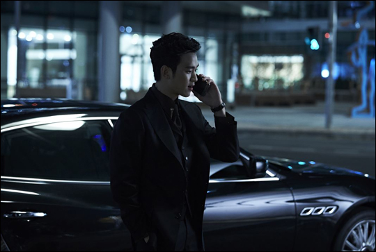 배우 김수현이 6월 개봉을 앞둔 영화 '리얼'에서 1인 2역 연기 변신을 한다.ⓒ코브픽처스