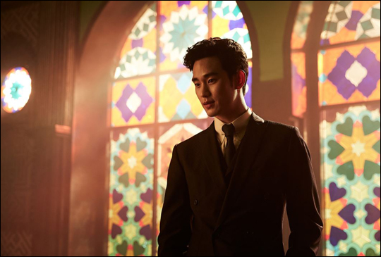 배우 김수현이 6월 개봉을 앞둔 영화 '리얼'에서 1인 2역 연기 변신을 한다.ⓒ코브픽처스