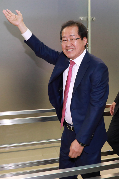 지난 12일 홍준표 전 자유한국당 대통령 후보가 인천 중구 인천국제공항에서 출국 기자회견을 마친 뒤 손을 흔들며 출국장으로 나가고 있는 모습. (자료사진) ⓒ데일리안 홍금표 기자