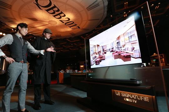 27일 서울 용산구 한남동 그랜드하얏트 서울호텔서 열린 영국 엘리자베스 2세 여왕 생일 행사에 참가한 관람객들이 전시된 'LG 시그니처 올레드 TV W'를 살펴보고 있다.
ⓒLG전자