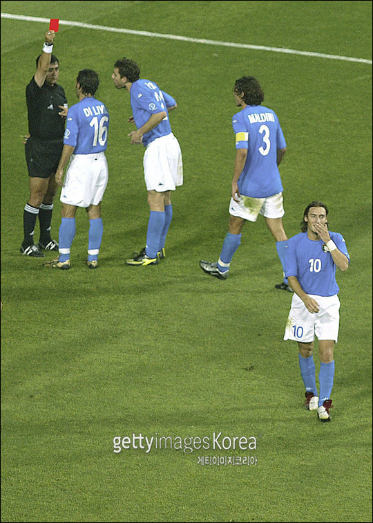 토티 고별전, 사진은 2002 한일 월드컵 16강전서 퇴장 당하는 모습. ⓒ 게티이미지