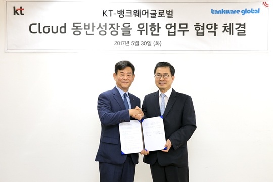 KT와 뱅크웨어글로벌은 30일, KT 광화문 West 사옥에서 'Cloud 동반 성장을 위한 업무협약'을 체결했다. ⓒKT