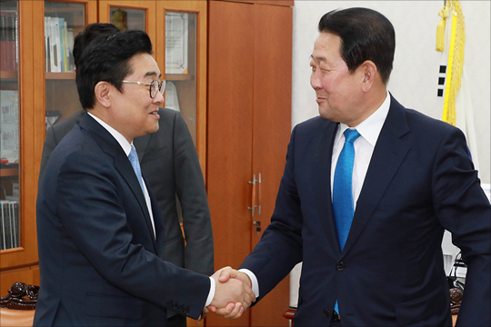 박주선 국민의당 비대위원장(오른쪽)과 전병헌 청와대 정무수석이 6월 9일 국회에서 만나 악수를 하고 있다. ⓒ데일리안 홍금표 기자