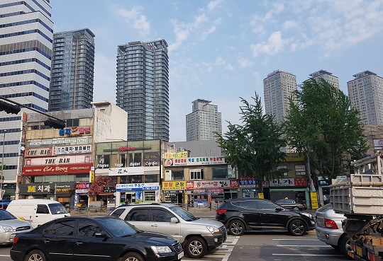 용산역 광장에서 정면으로 바라본 용산4구역 모습. 낮은 저층의 건물은 아직 철거전으로 상가가 운영중이다.ⓒ데일리안 박민 기자