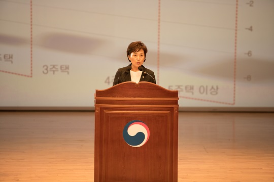 김현미 국토교통부 장관은 23일 취임식에서 “6.19부동산대책은 투기를 조장하는 사람들에게 보내는 1차 메시지”라며 경고했다.ⓒ국토교통부