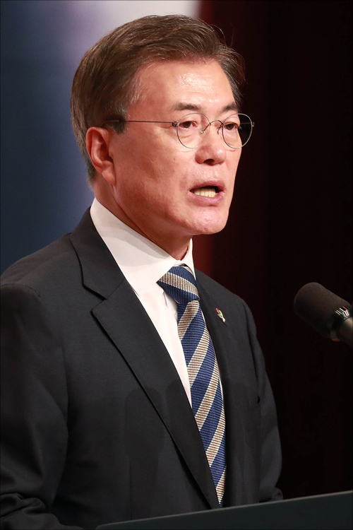 문재인 대통령이 지난 15일 오후 서울 여의도 63컨벤션에서 열린 6.15 남북정상회담 17주년 기념식에서 기념사를 하고 있는 모습. (자료사진) ⓒ데일리안 홍금표 기자