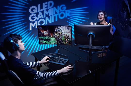 삼성전자 모델들이 HDR 기술이 적용된 2017년형 QLED 게이밍 모니터 CHG70을 활용해 게임을 즐기고 있다. ⓒ삼성전자 