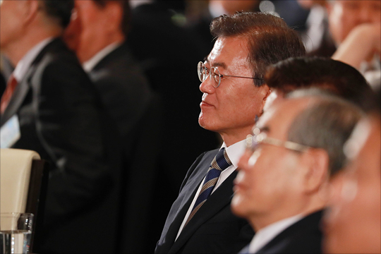 문재인 대통령이 15일 오후 서울 여의도 63컨벤션에서 열린 6.15 남북정상회담 17주년 기념식에 참석하고 있다.(자료사진) ⓒ데일리안 홍금표 기자