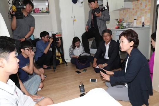 김현미 국토부 장관(오른쪽)이 지난 23일 취임 이후 첫 외부 일정으로 서울 동대문구 휘경동 청년 전세임대주택을 방문해 청년들을 격려하고 있다.ⓒ국토교통부