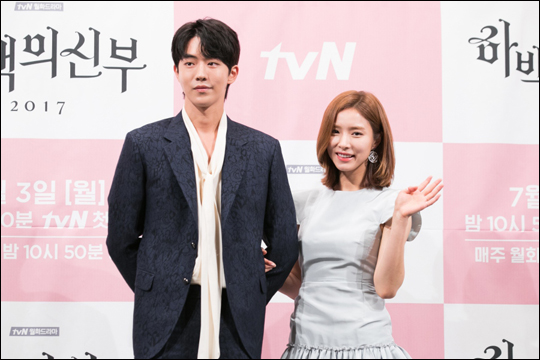 tvN 새 월화드라마 '하백의 신부 2017'은 인간 세상에 온 물의 신(神) 하백(남주혁)과 정신과 의사 소아(신세경)의 코믹 판타지 로맨스다.ⓒtvN
