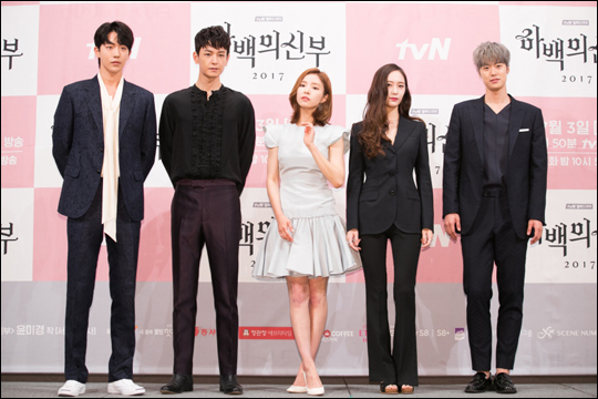 tvN 새 월화드라마 '하백의 신부 2017'은 인간 세상에 온 물의 신(神) 하백(남주혁)과 정신과 의사 소아(신세경)의 코믹 판타지 로맨스다.ⓒtvN