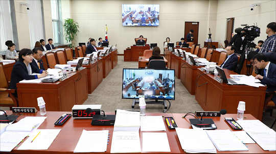 4일 오전 국회 국방위원회 전체회의에서 자유한국당 의원들이 불참한 가운데 추경안 예산이 심사되고 있다. ⓒ데일리안 홍금표 기자
