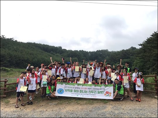한국 코카콜라가 지난 8일 환경재단 및 초등학생들과 함께 충남 태안 일대에서 '2017년 코카콜라 어린이 그린리더십' 프로그램을 성공적으로 마무리했다. ⓒ한국코카콜라