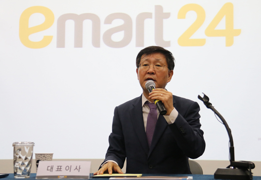 김성영 이마트24 대표가 13일 서울 삼성동 코엑스에서 열린 기자간담회에서 기자들의 질문에 답을 하고 있다.ⓒ신세계