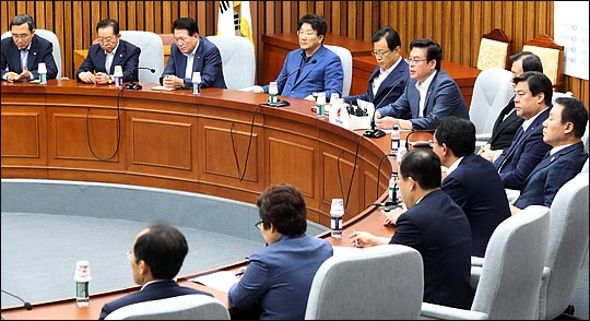 정우택 자유한국당 원내대표가 14일 오전 국회에서 열린 원내대책회의에서 이야기 하고 있다. ⓒ데일리안 박항구 기자