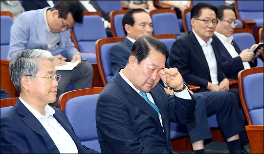 박주선 국민의당 비상대책위원장이 지난 13일 오후 국회에서 열린 의원총회에서 얼굴을 만지고 있다. ⓒ데일리안 박항구 기자