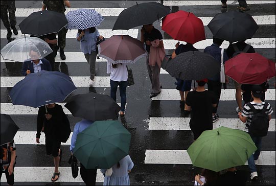 서울 광진구 강변역 인근 거리에서 시민들이 우산을 쓰고 발걸음을 재촉하고 있다. ⓒ데일리안