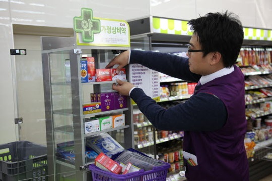 서울 광화문 인근 편의점 한 직원이 안전상비약 판매를 위한 준비를 하고 있다.(자료사진)ⓒBGF리테일 