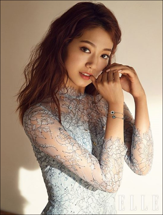 배우 박신혜가 패션 화보에서 우아하고 고혹적인 분위기로 시선을 사로잡았다.ⓒ엘르