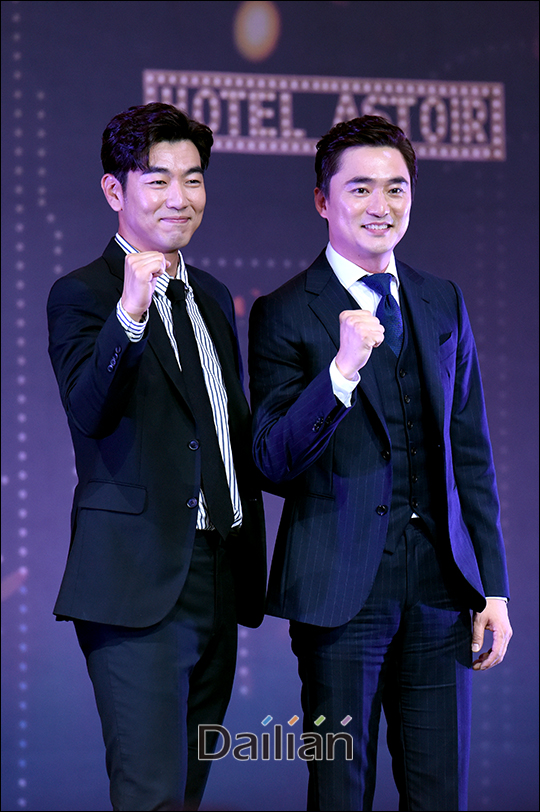 배우 이종혁(왼쪽)과 김석훈이 뮤지컬 '브로드웨이 42번가' 프레스콜에서 포토타임을 갖고 있다. ⓒ 데일리안 이한철 기자