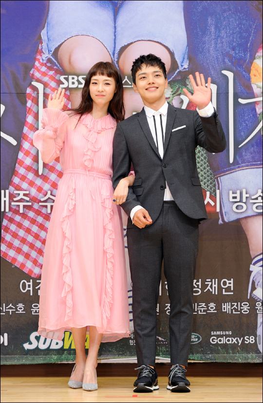 배우 여진구와 이연희가 SBS 새 수목드라마 '다시 만난 세계'에서 호흡한 소감을 밝혔다.ⓒSBS