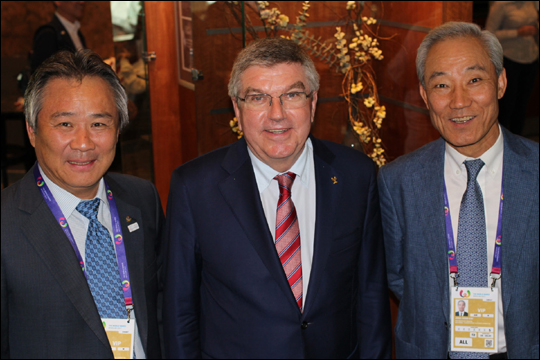 이기흥 대한체육회장(왼쪽부터), 토마스 바흐 IOC위원장, 김종훈 명예대사. ⓒ 대한체육회