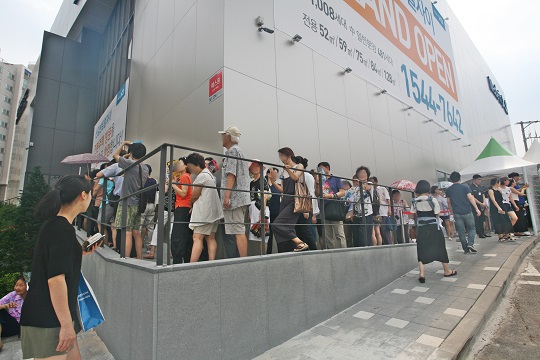 서울 영등포구 신길동 336-317번지에 마련된 신길센트럴자이 견본주택. 내부 입장을 위해 방문객들이 줄을 서고 있다.ⓒGS건설